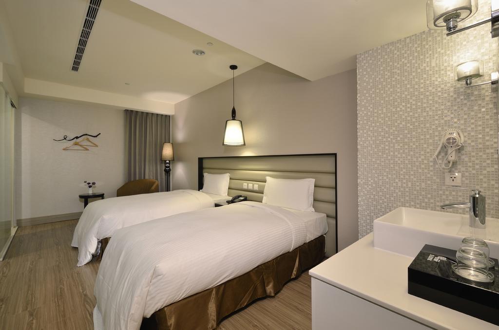Stay Hotel - Taichung Yizhong Bagian luar foto