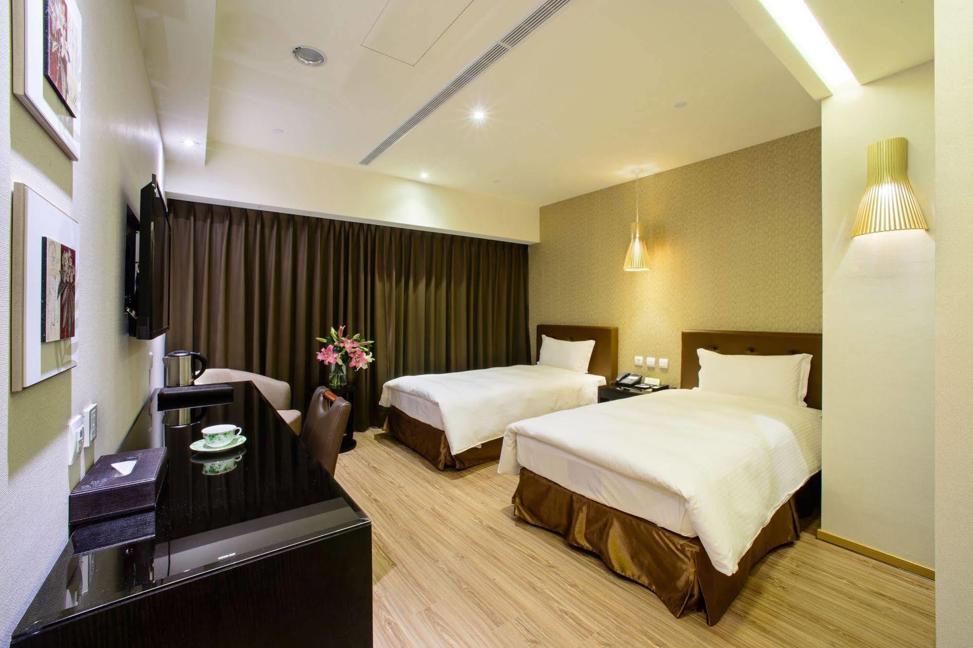 Stay Hotel - Taichung Yizhong Bagian luar foto