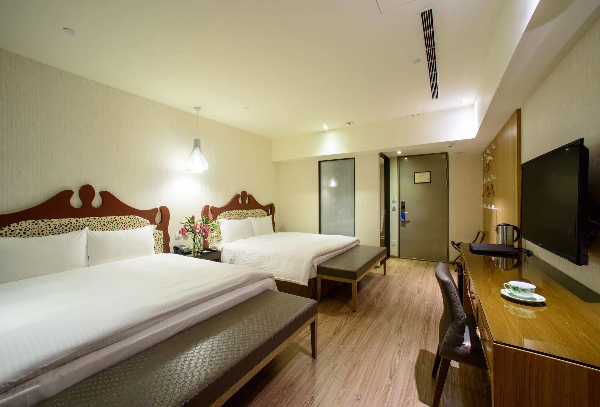 Stay Hotel - Taichung Yizhong Bagian luar foto