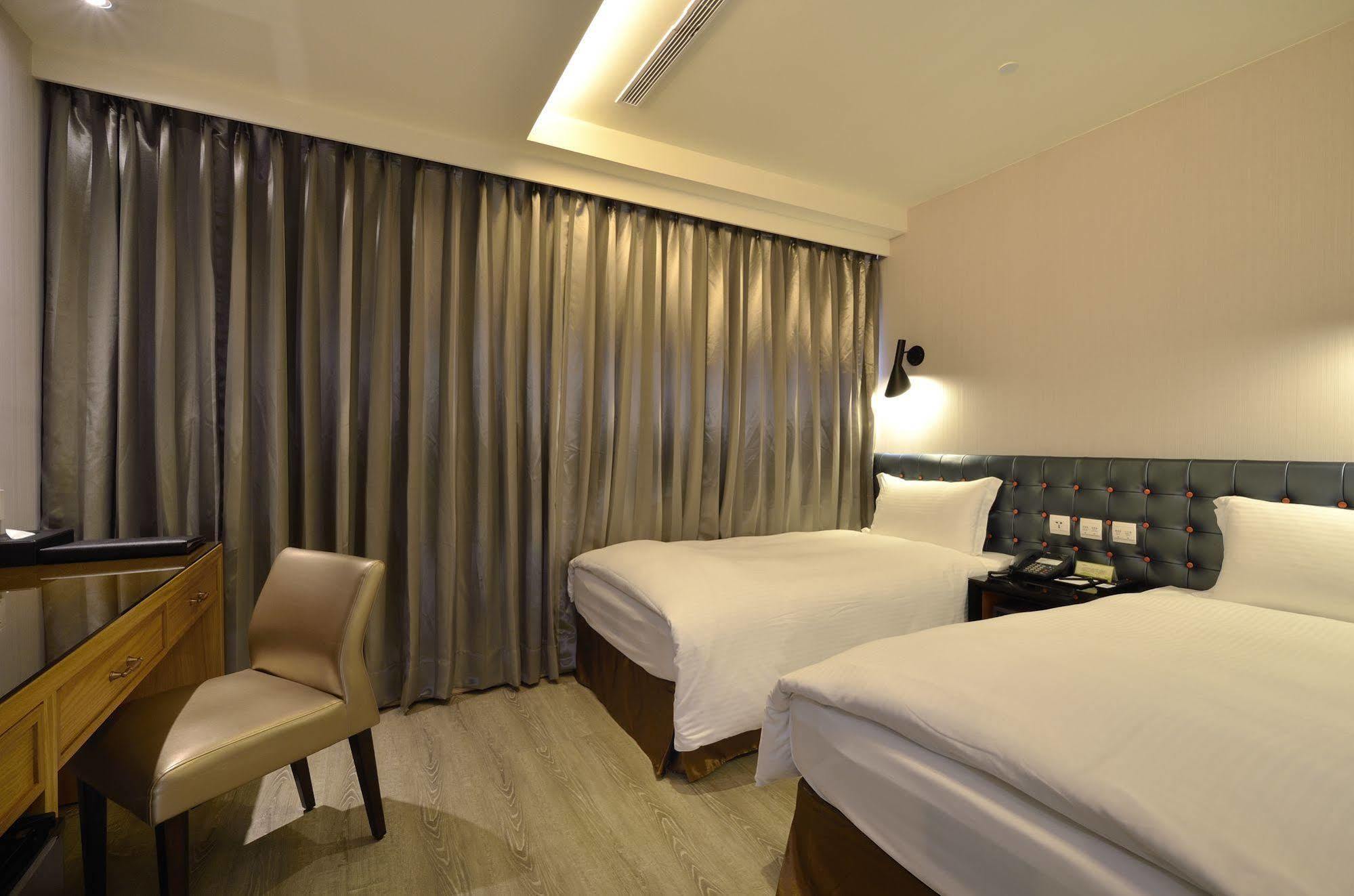 Stay Hotel - Taichung Yizhong Bagian luar foto