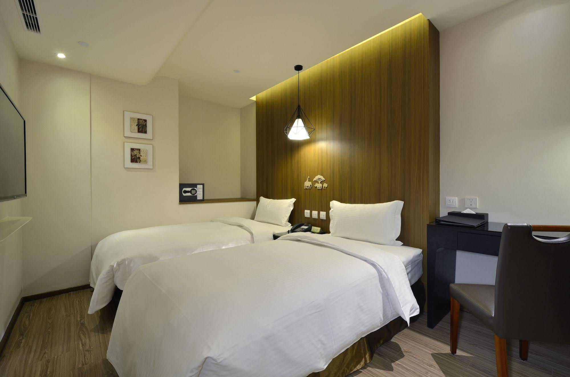 Stay Hotel - Taichung Yizhong Bagian luar foto